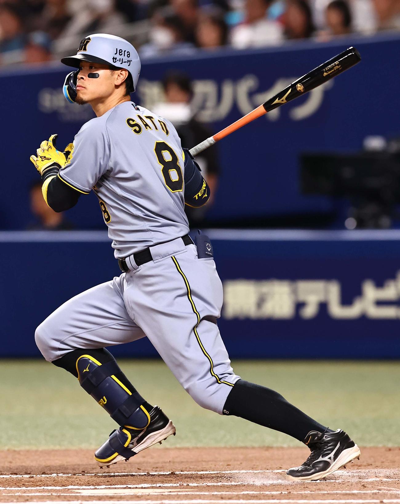 中日対阪神　6回表阪神無死満塁、佐藤輝は左前に同点適時打を放つ（撮影・上田博志）