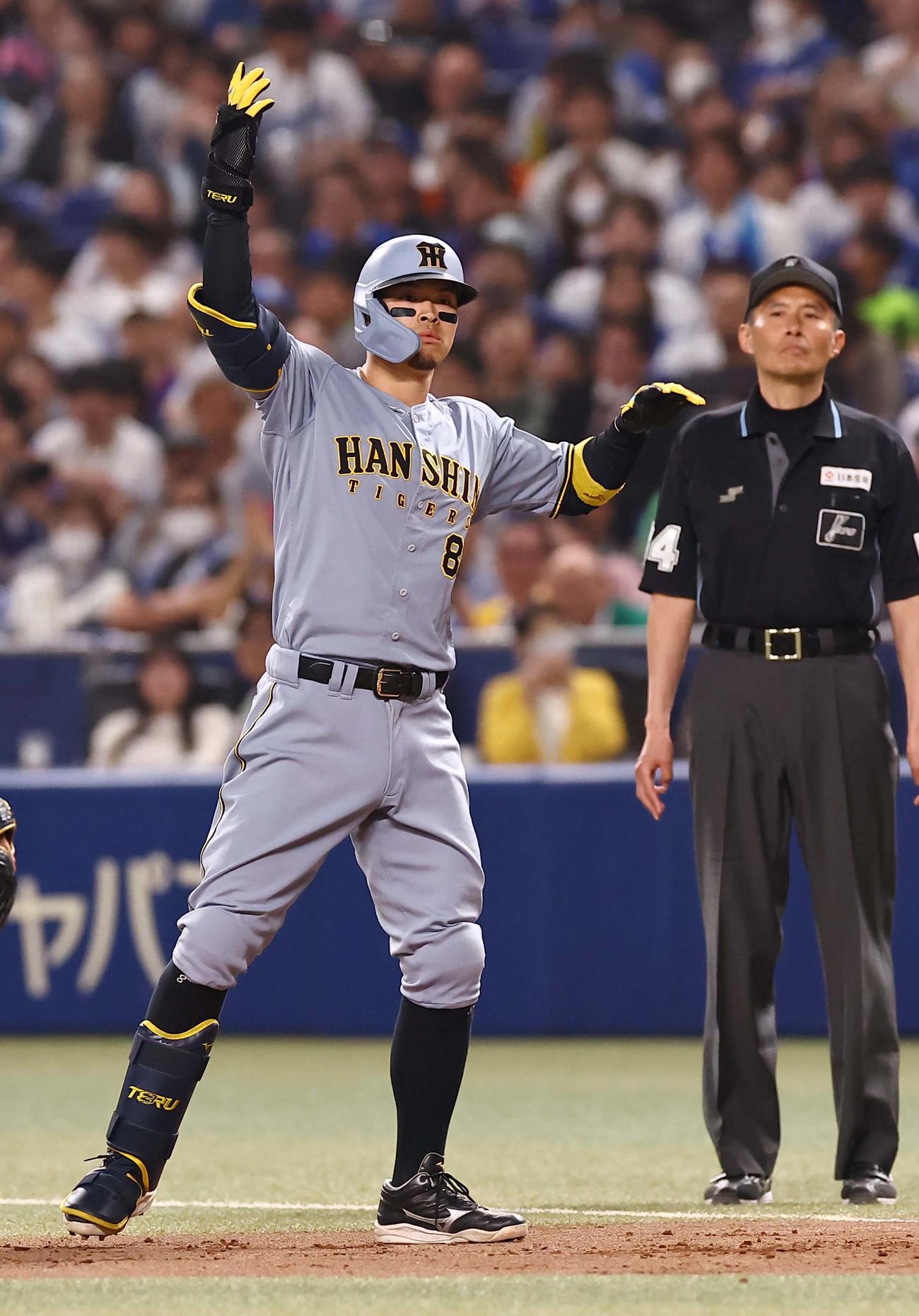 中日対阪神　6回表阪神無死満塁、佐藤輝は左前に同点適時打を放つ（撮影・上田博志）