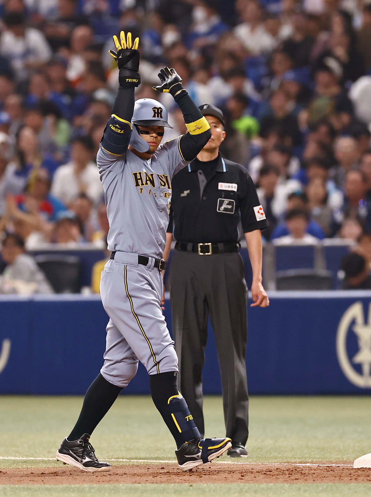 中日対阪神　6回表阪神無死満塁、佐藤輝は左前に同点適時打を放つ（撮影・上田博志）