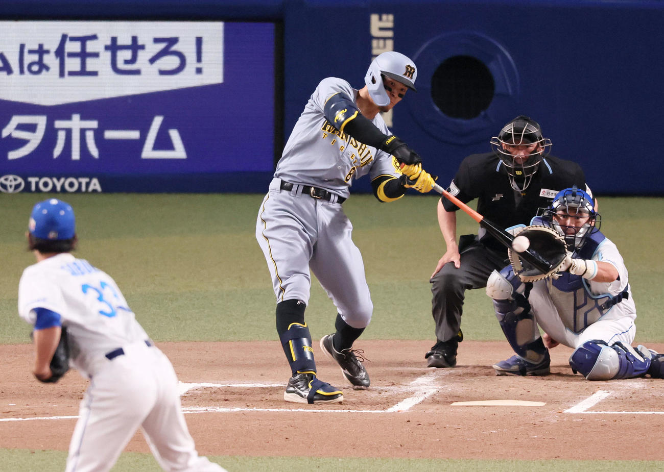 中日対阪神　6回表阪神無死満塁、佐藤輝は左前適時打を放つ。投手祖父江（撮影・加藤哉）