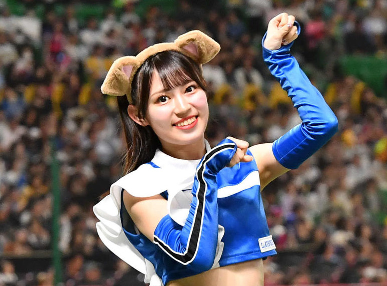 ソフトバンク対日本ハム　4回表終了後、ワンワンダンスでファイターズガールとコラボするハニーズ（撮影・岩下翔太）