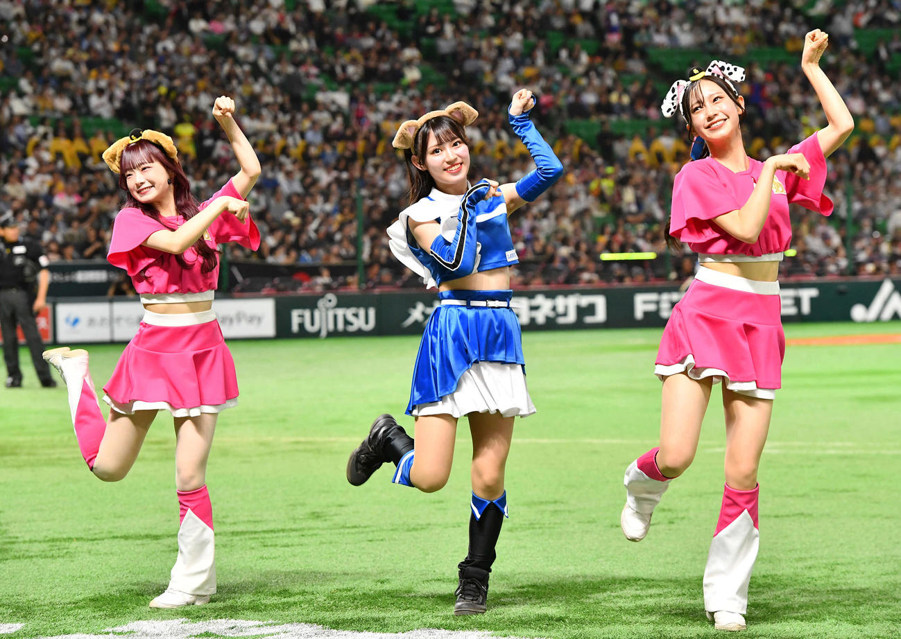 ソフトバンク対日本ハム　4回表終了後、ワンワンダンスでファイターズガールとコラボするハニーズ（撮影・岩下翔太）