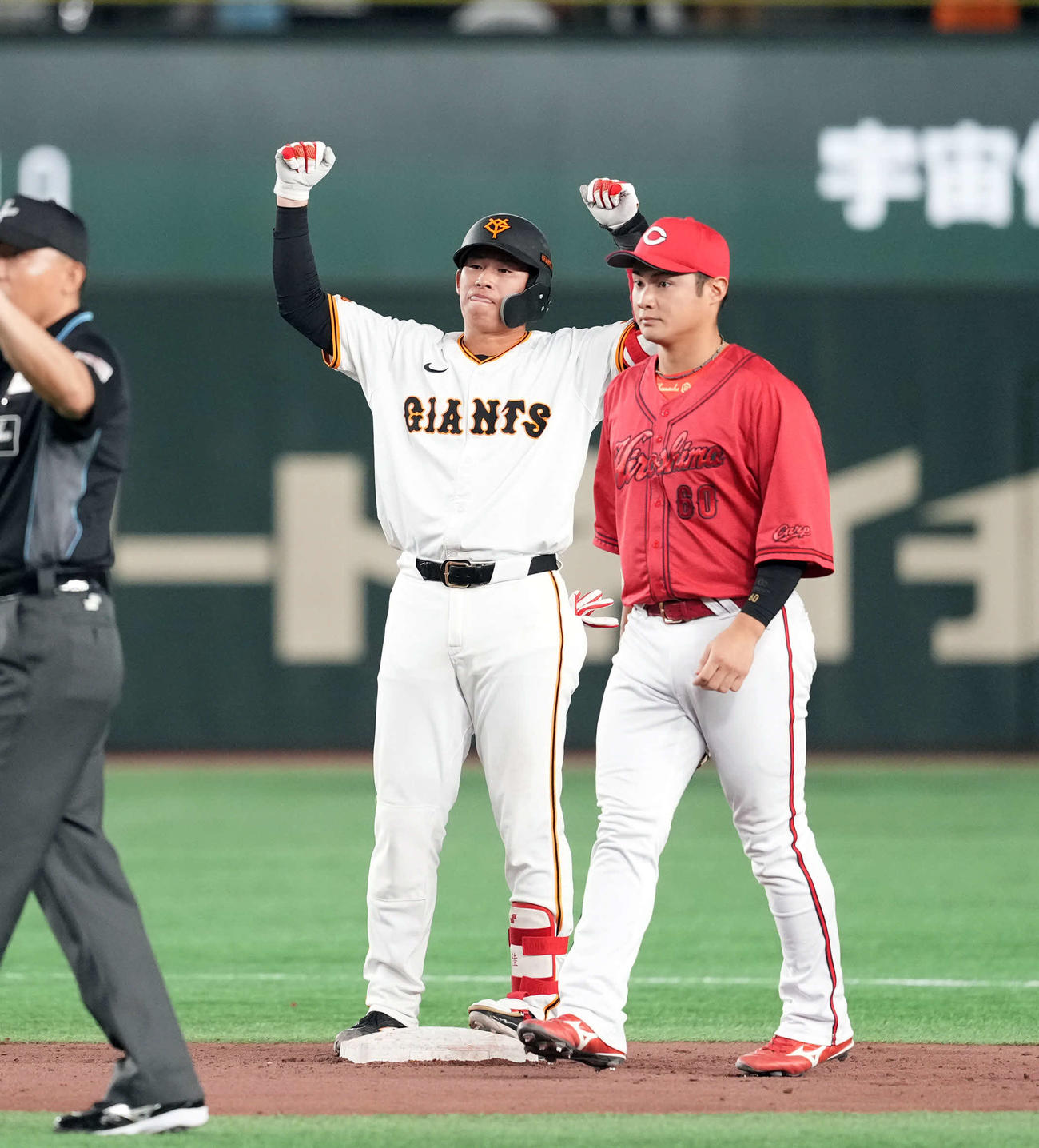 巨人対広島　6回裏巨人2死一、二塁、適時二塁打を放ちポーズを決める増田陸（撮影・たえ見朱実）