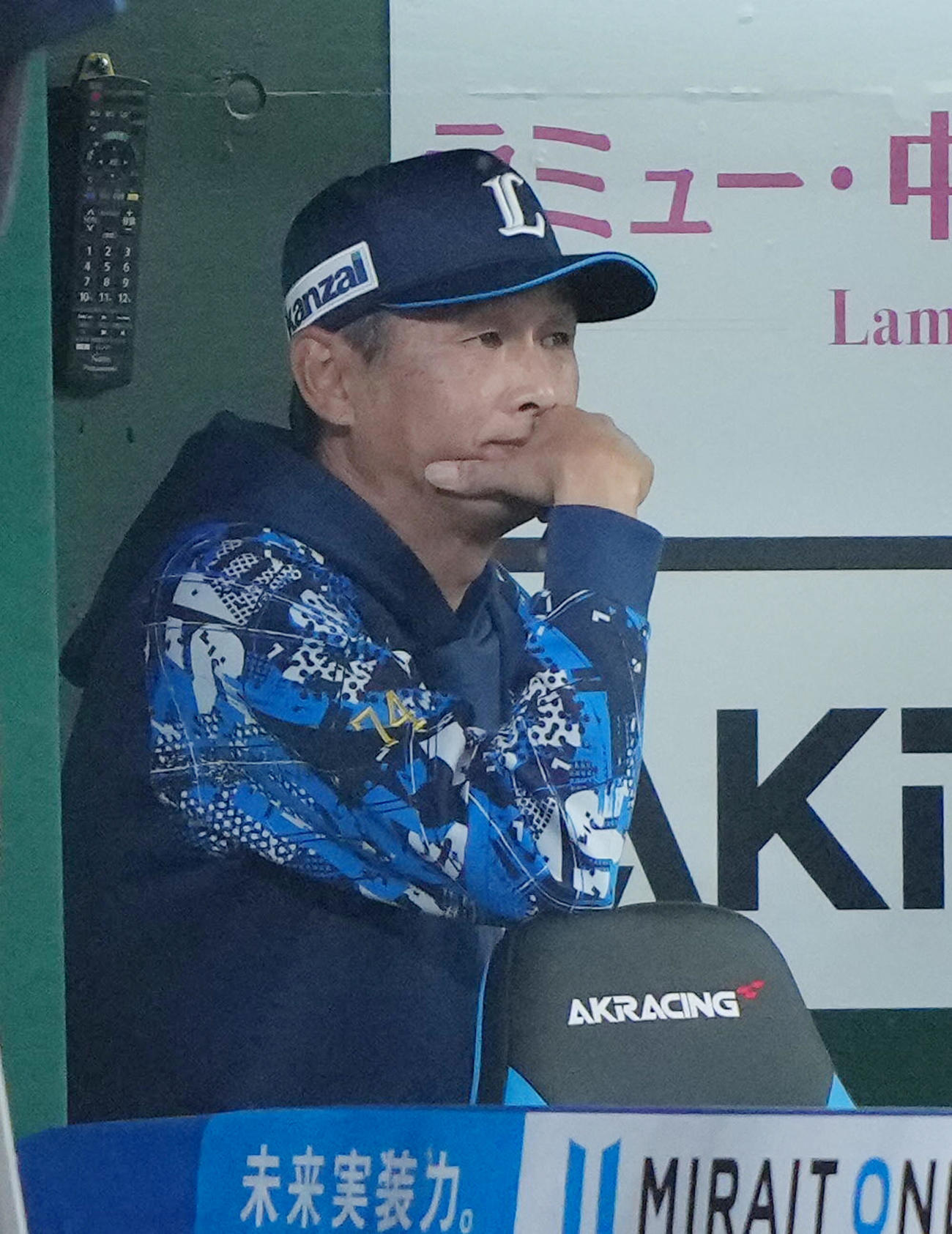 西武対楽天　戦況を見つめる西武西口監督（撮影・足立雅史）