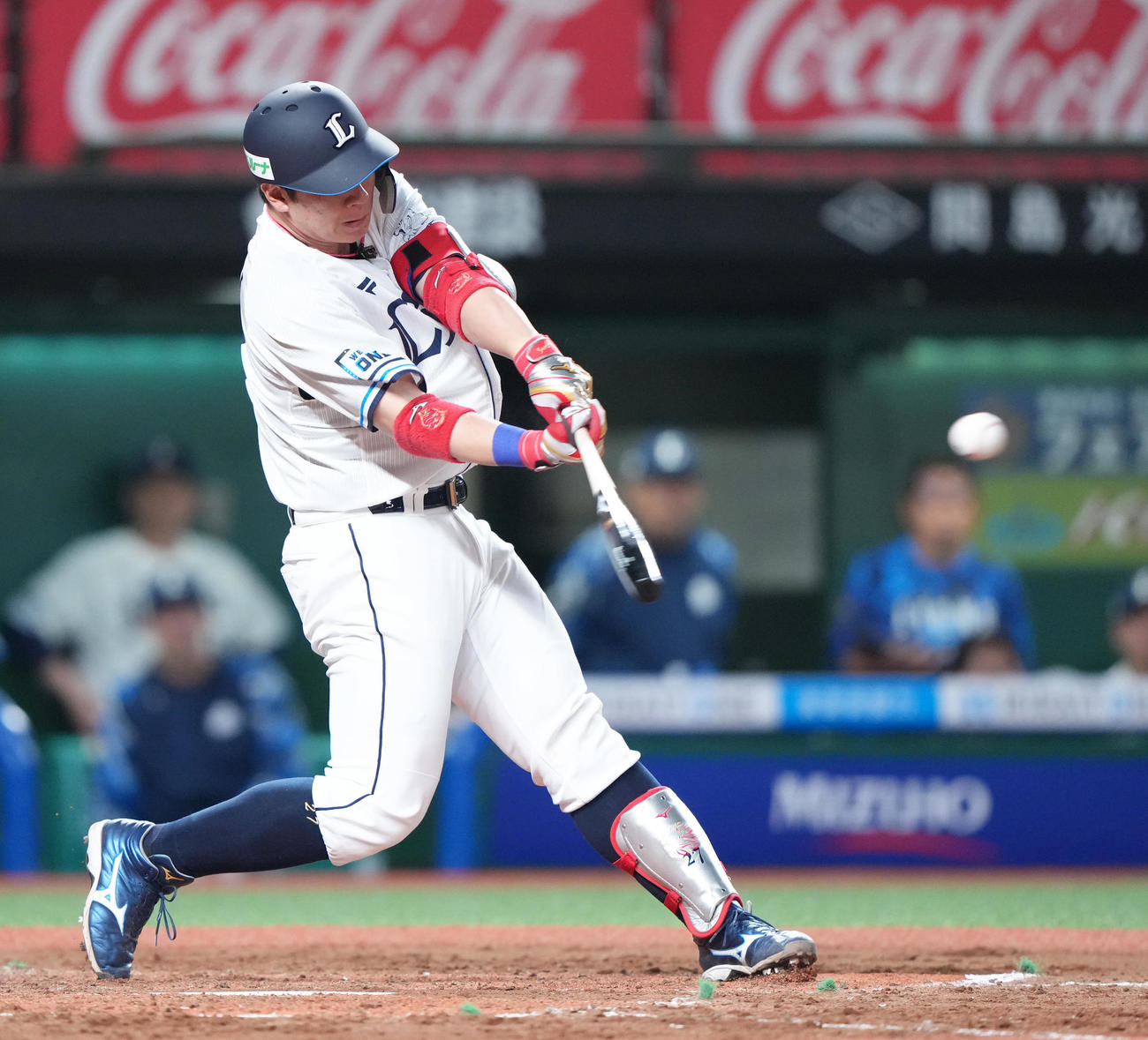 西武対楽天　4回裏西武2死一塁、炭谷は右前打を放つ（撮影・足立雅史）