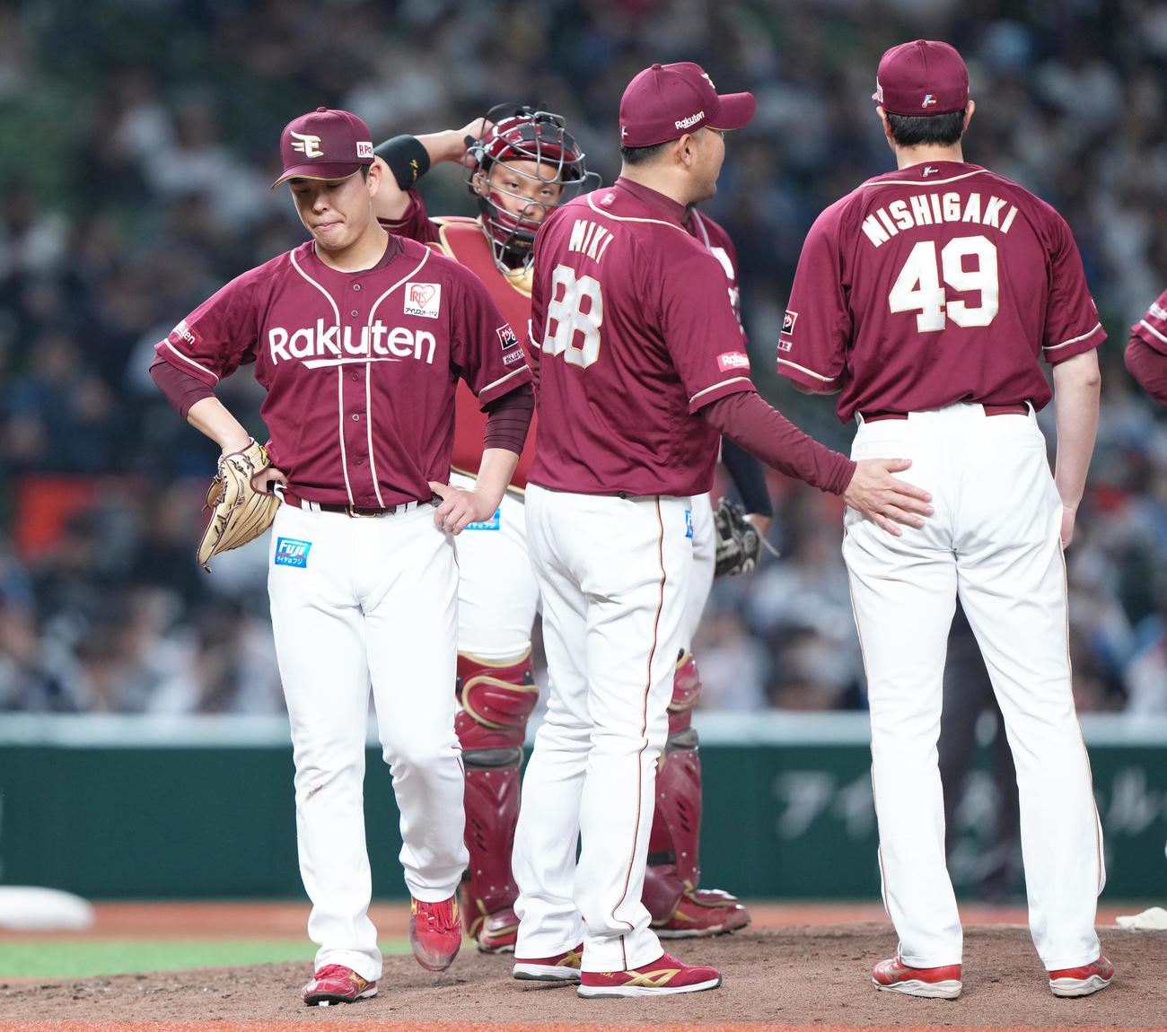 西武対楽天　7回途中、マウンドを降りる楽天藤井（左端）（撮影・足立雅史）