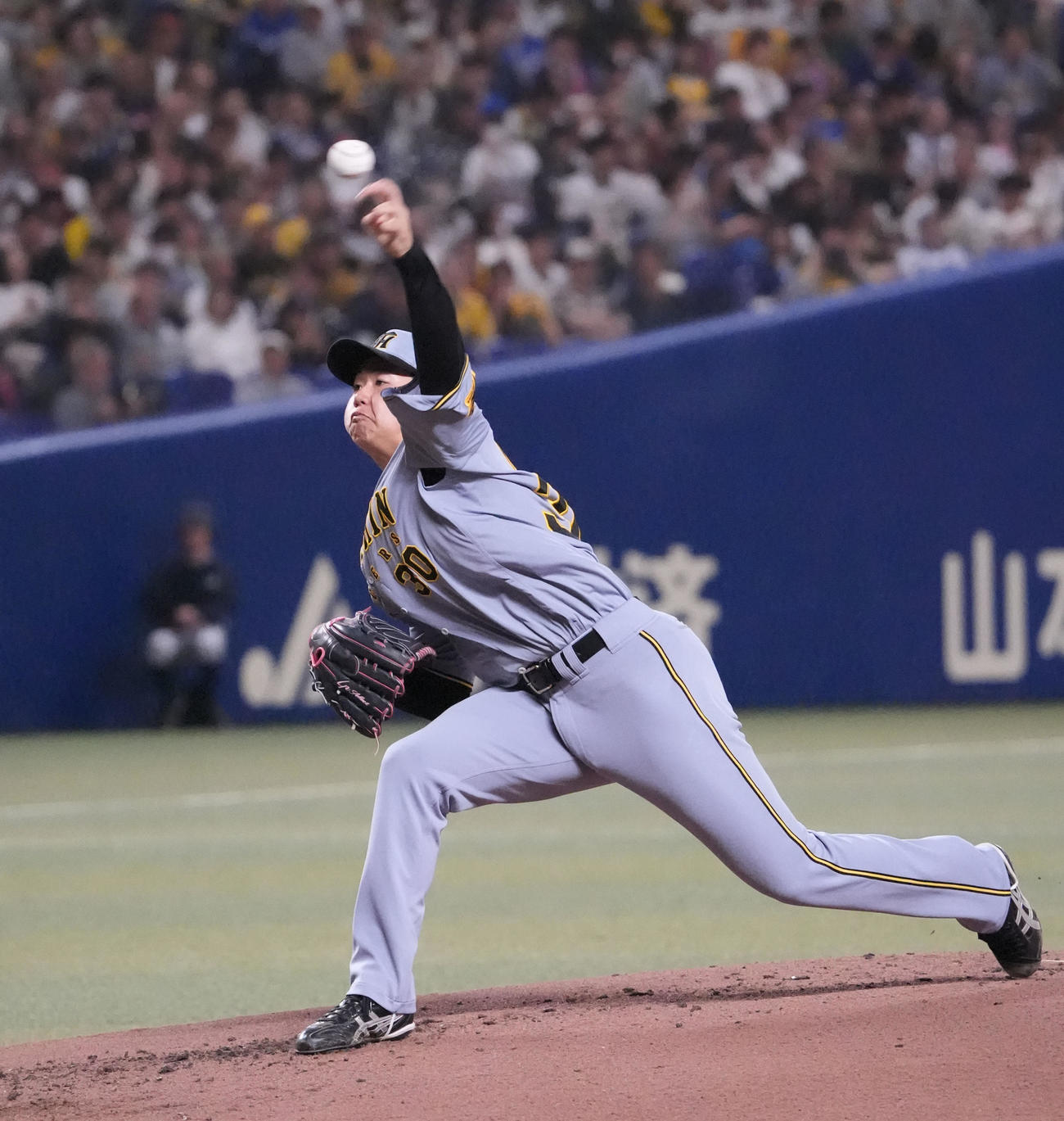 中日対阪神　1回裏、登板する阪神先発の門別（撮影・森本幸一）