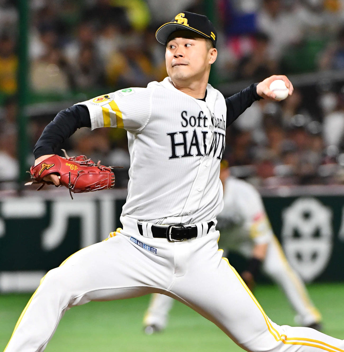 ソフトバンク対日本ハム　4回表日本ハム1死一、二塁から登板した、ソフトバンク2番手の松本晴（撮影・岩下翔太）