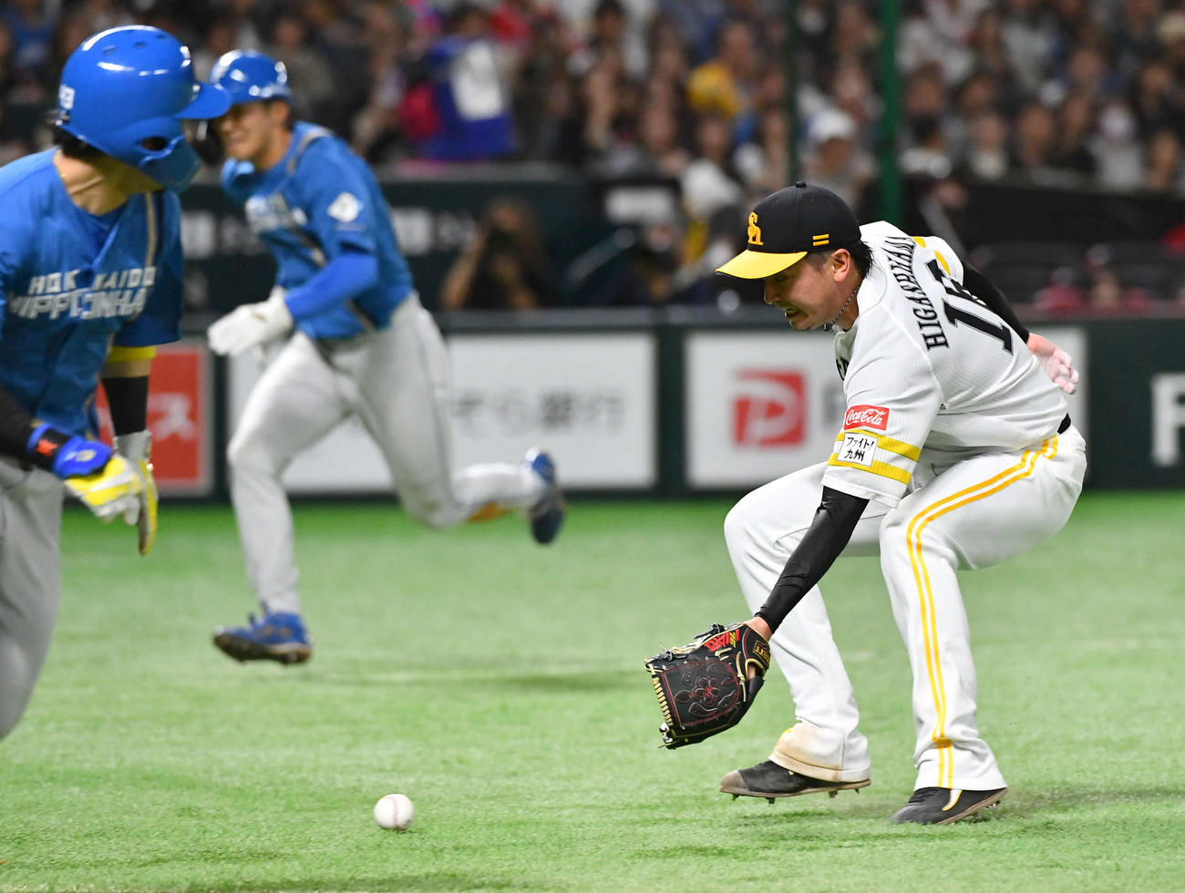 ソフトバンク対日本ハム　4回表日本ハム1死一、三塁、水野（手前左）のセーフティースクイズに飛びつく東浜（撮影・岩下翔太）