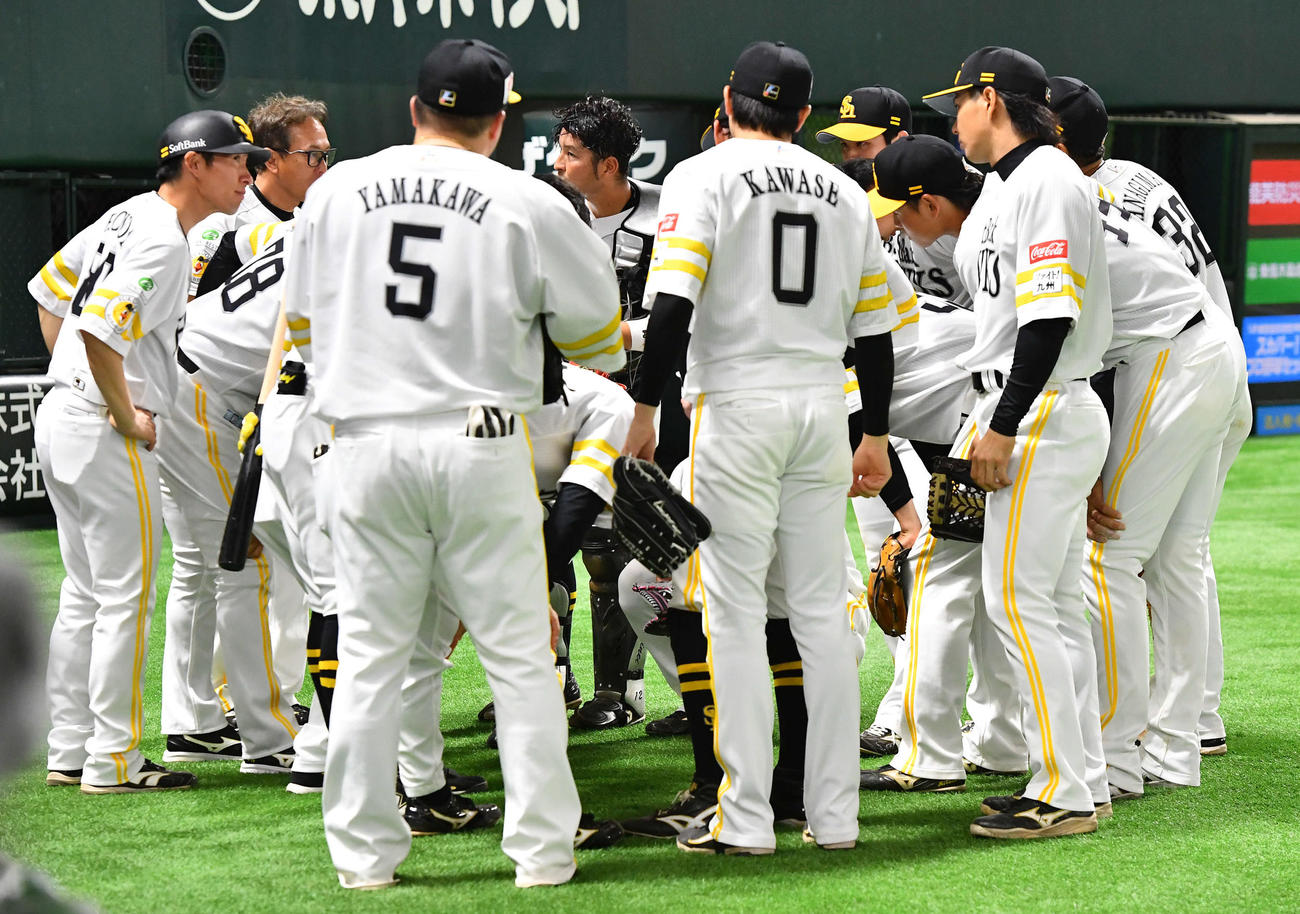 ソフトバンク対日本ハム　4回裏の攻撃前に円陣を組むソフトバンクナイン（撮影・岩下翔太）