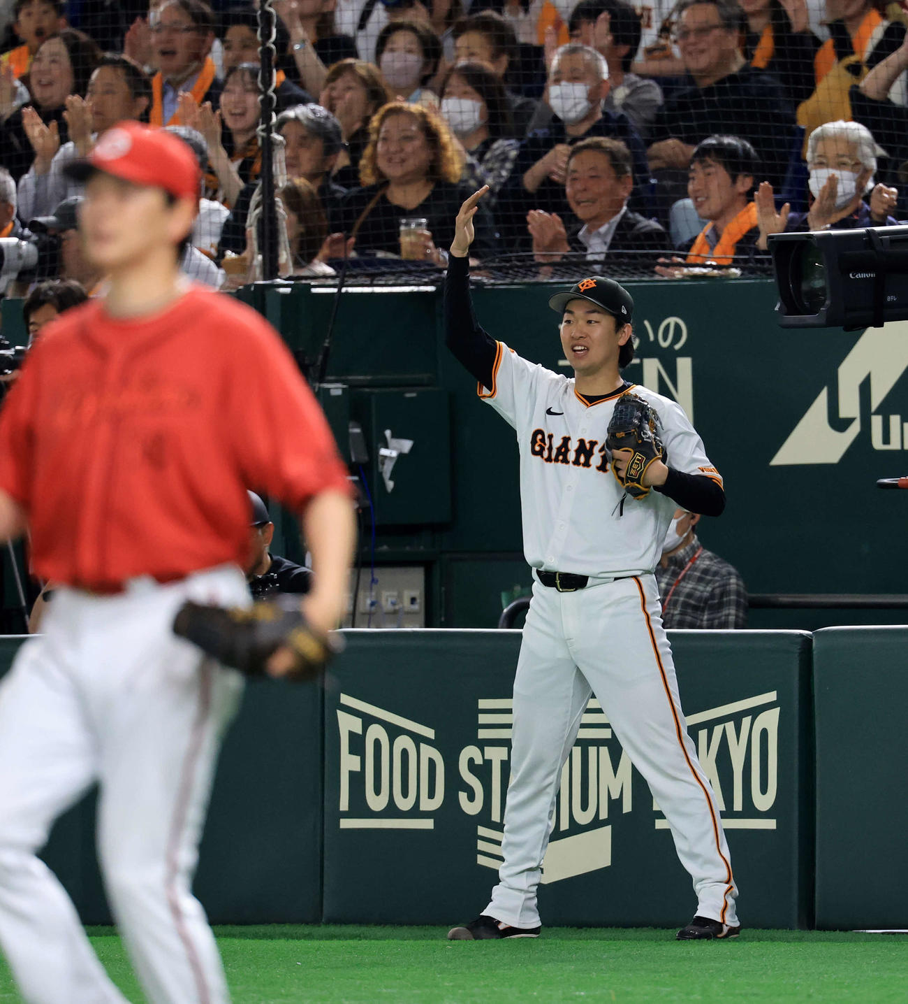巨人対広島　6回裏巨人2死一、二塁、増田陸が2点先制適時二塁打を放ち、手を上げ喜ぶ山崎。手前は大瀬良（撮影・浅見桂子）