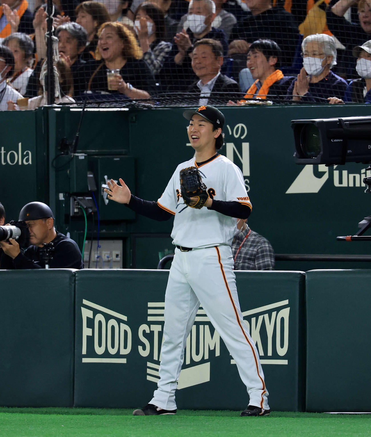 巨人対広島　6回裏巨人2死一、二塁、増田陸が2点先制適時二塁打を放ち、笑顔で拍手する山崎（撮影・浅見桂子）