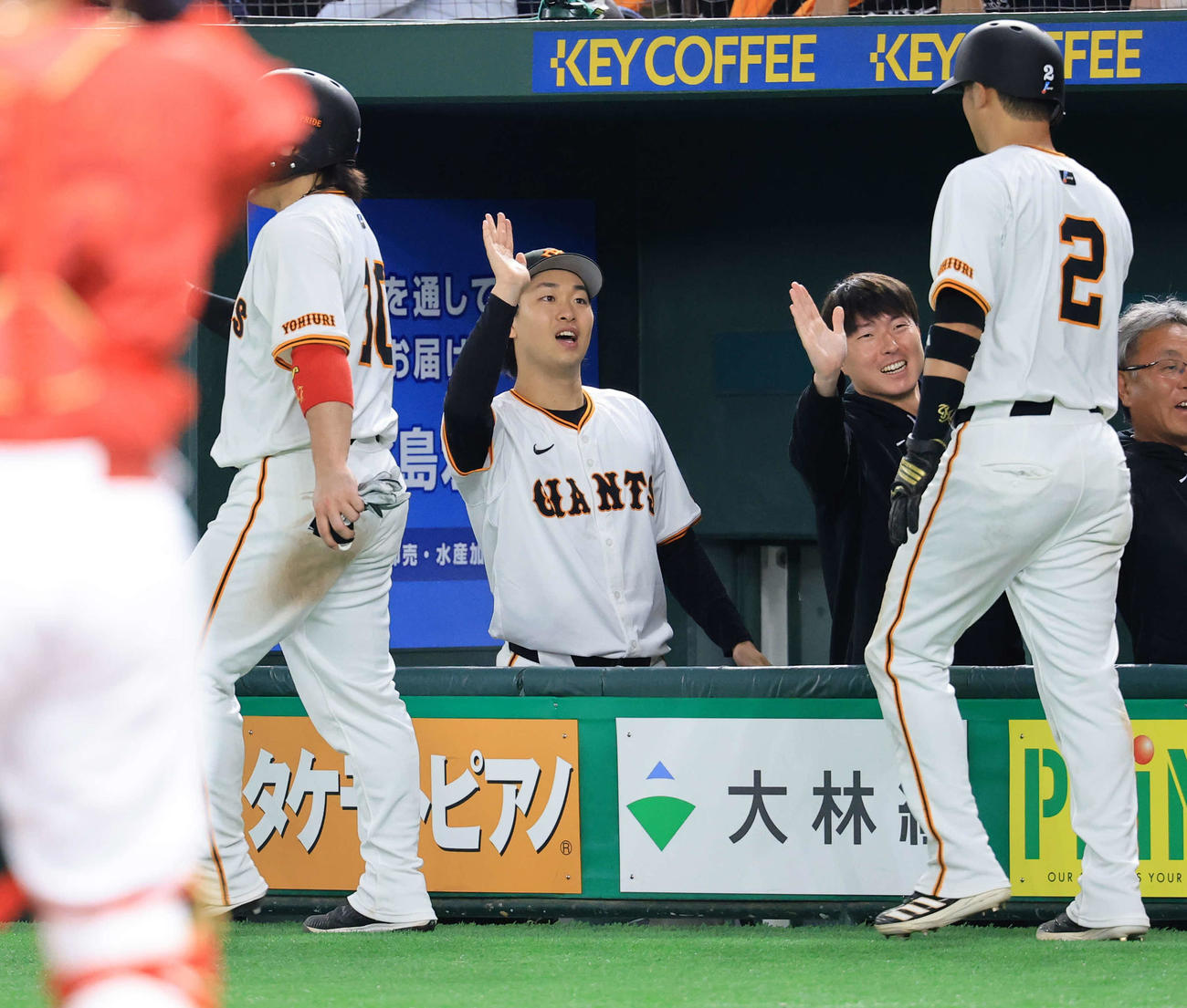 巨人対広島　6回裏巨人2死一、二塁、増田陸の2点先制適時二塁打で生還する吉川（右）らを笑顔で迎える山崎（中央）（撮影・浅見桂子）
