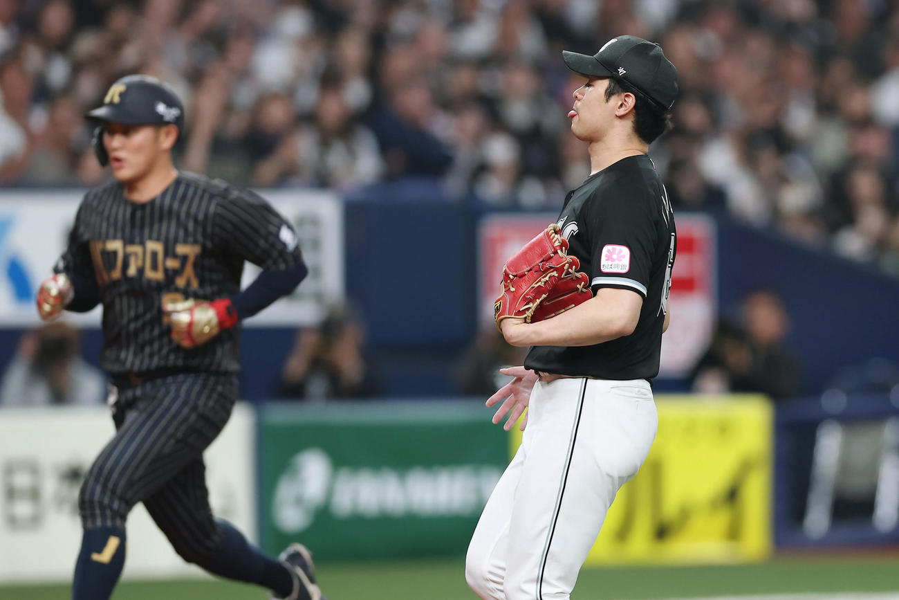 オリックス対ロッテ　4回裏オリックス1死満塁、打者広岡のとき、暴投で失点する種市。左は生還する三走野口（撮影・前田充）