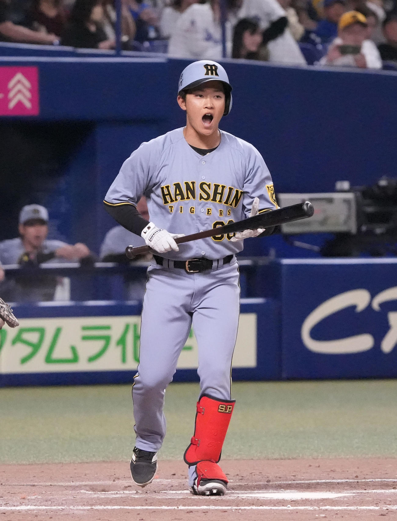 中日対阪神　7回表阪神1死、四球を選び出塁する中川（撮影・森本幸一）