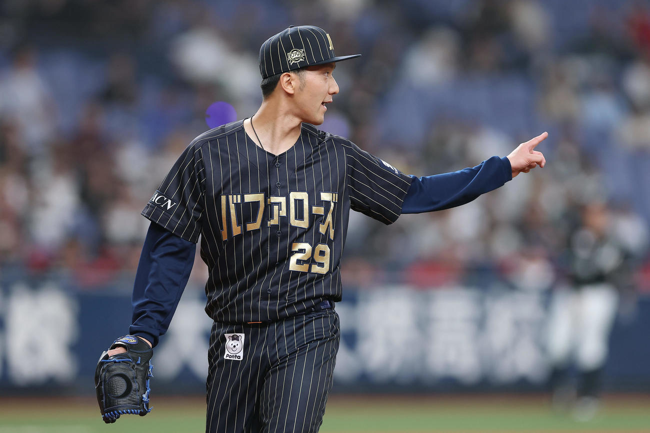 オリックス対ロッテ　3回表ロッテ2死三塁、藤岡を空振り三振に仕留めた田嶋（撮影・前田充）