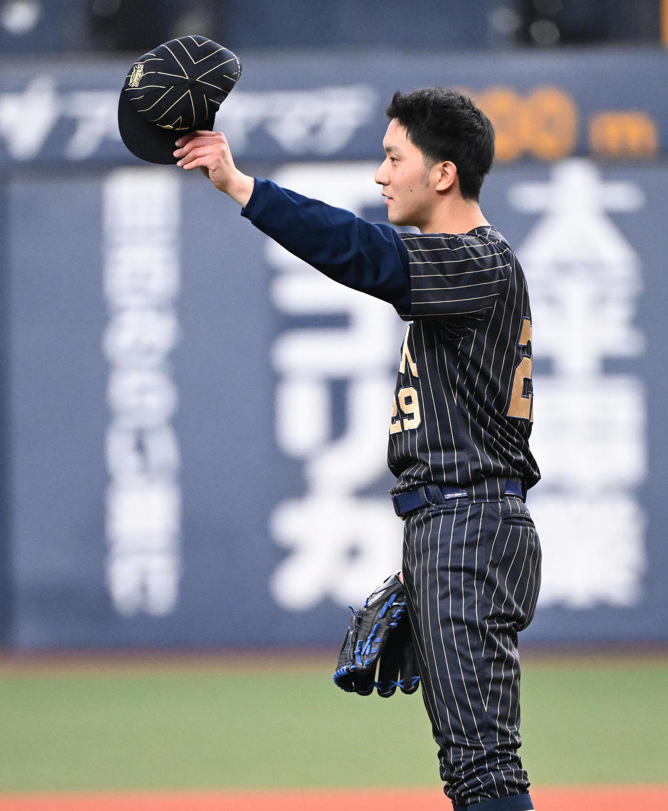 オリックス対ロッテ　8回表ロッテ1死、山本大の打球を好捕した三塁手広岡大志に感謝する田嶋（撮影・和賀正仁）