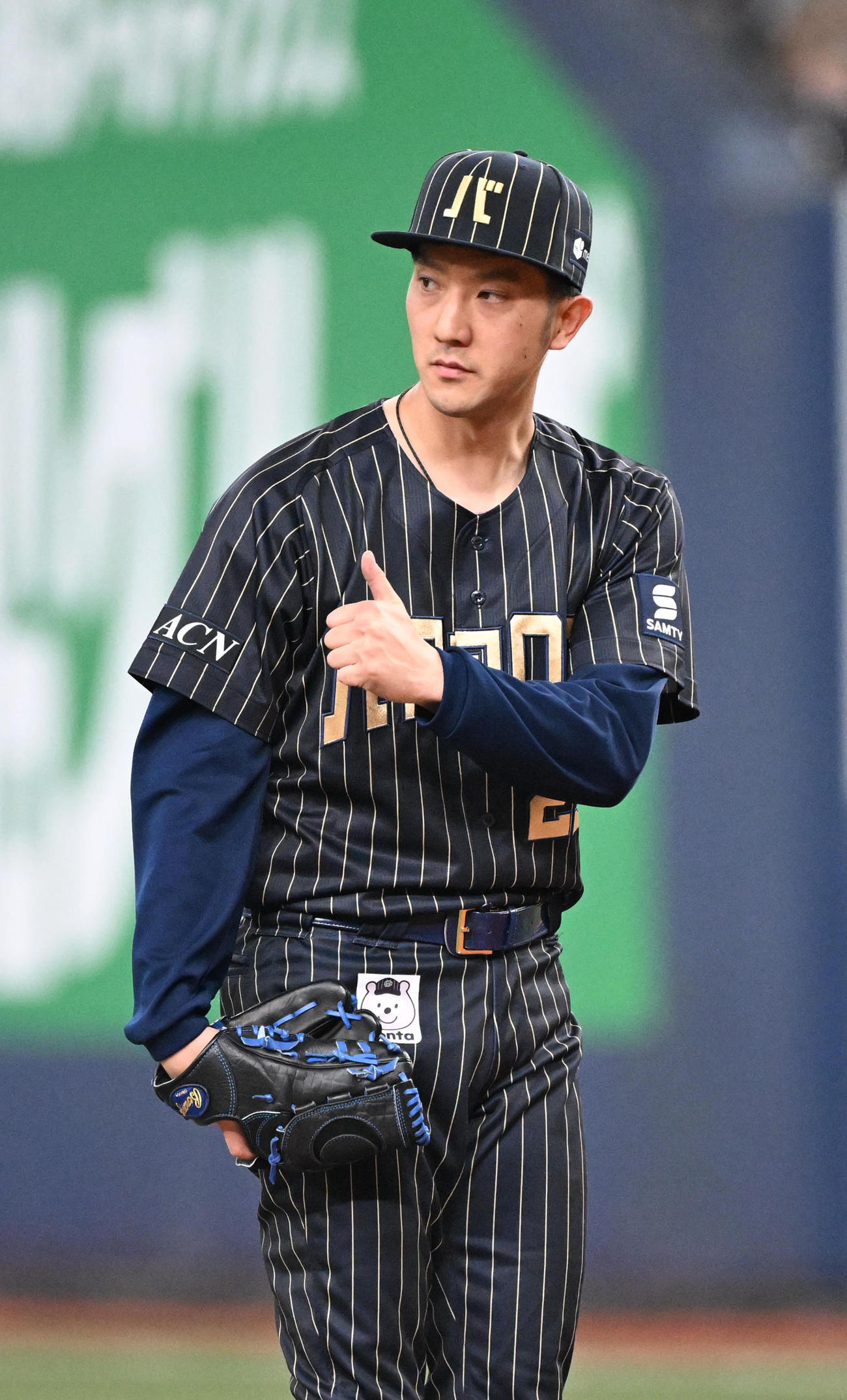 オリックス対ロッテ　8回表ロッテ1死、山本大の打球を好捕した三塁手広岡大志に感謝する田嶋（撮影・和賀正仁）