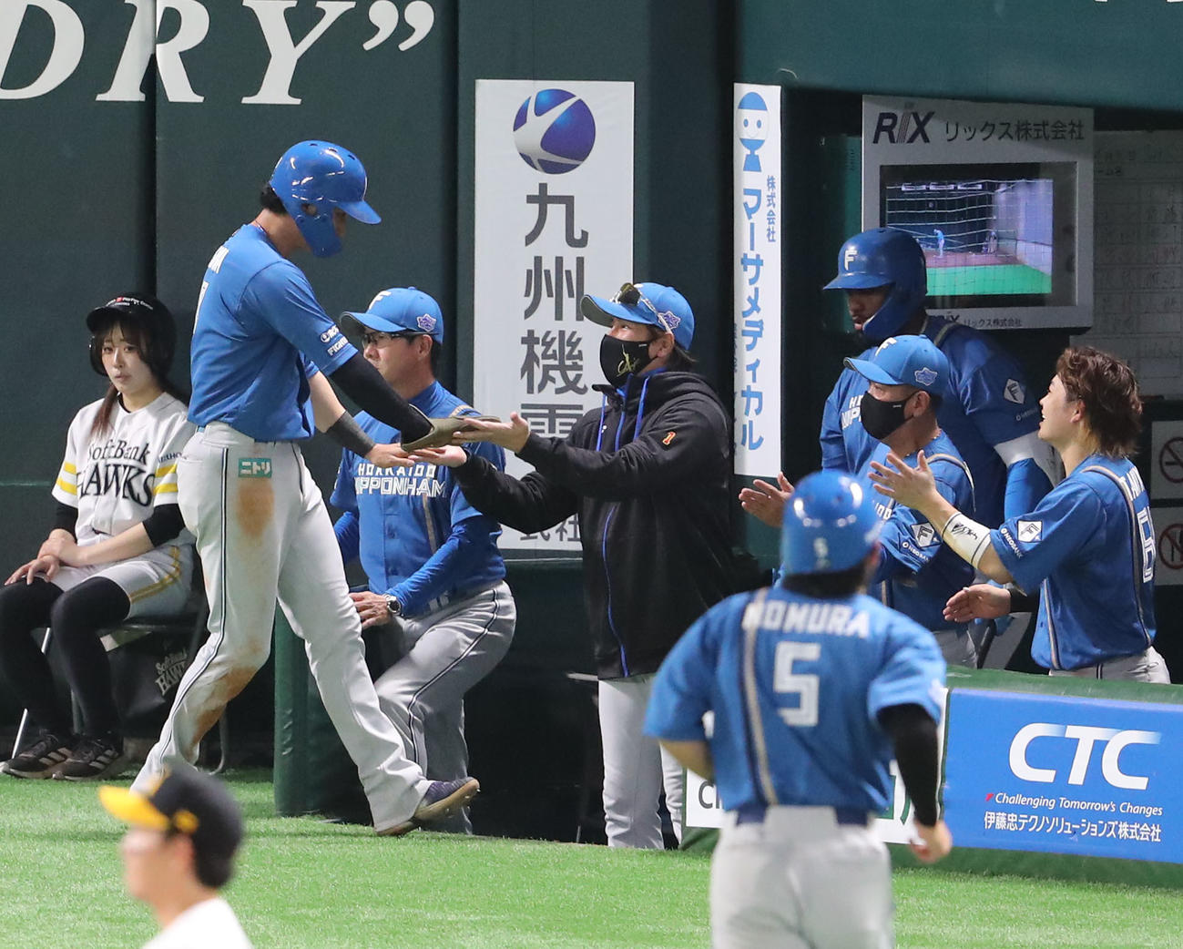 ソフトバンク対日本ハム　7回表日本ハム無死一、三塁、清宮幸の一併殺打の間に生還した浅間は新庄監督に出迎えられる（撮影・梅根麻紀）