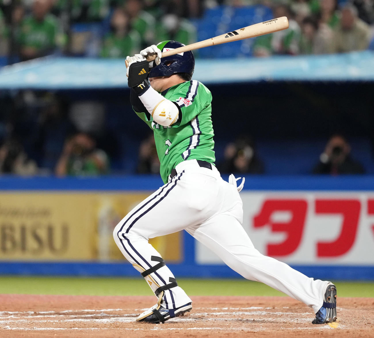 ヤクルト対DeNA 6回裏ヤクルト無死二塁、中前適時打を放つ山田（撮影・鈴木みどり）