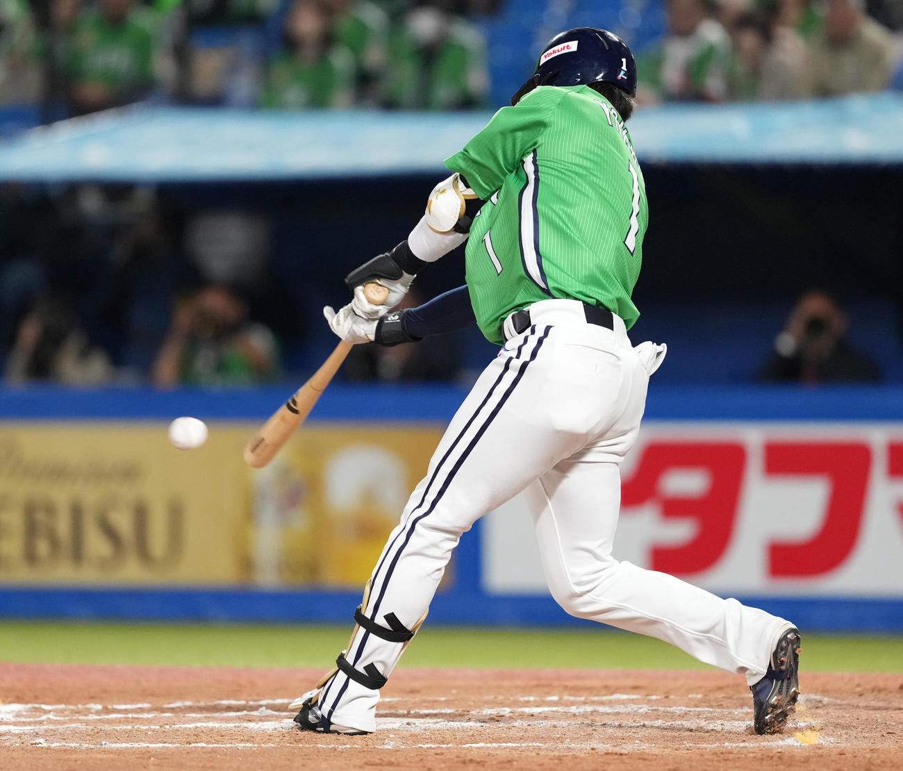 ヤクルト対DeNA 6回裏ヤクルト無死二塁、中前適時打を放つ山田（撮影・鈴木みどり）