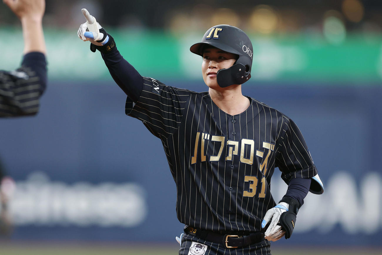 オリックス対ロッテ　3回裏オリックス1死二、三塁、中前2点適時打を放ち、ベンチを指さす太田（撮影・前田充）