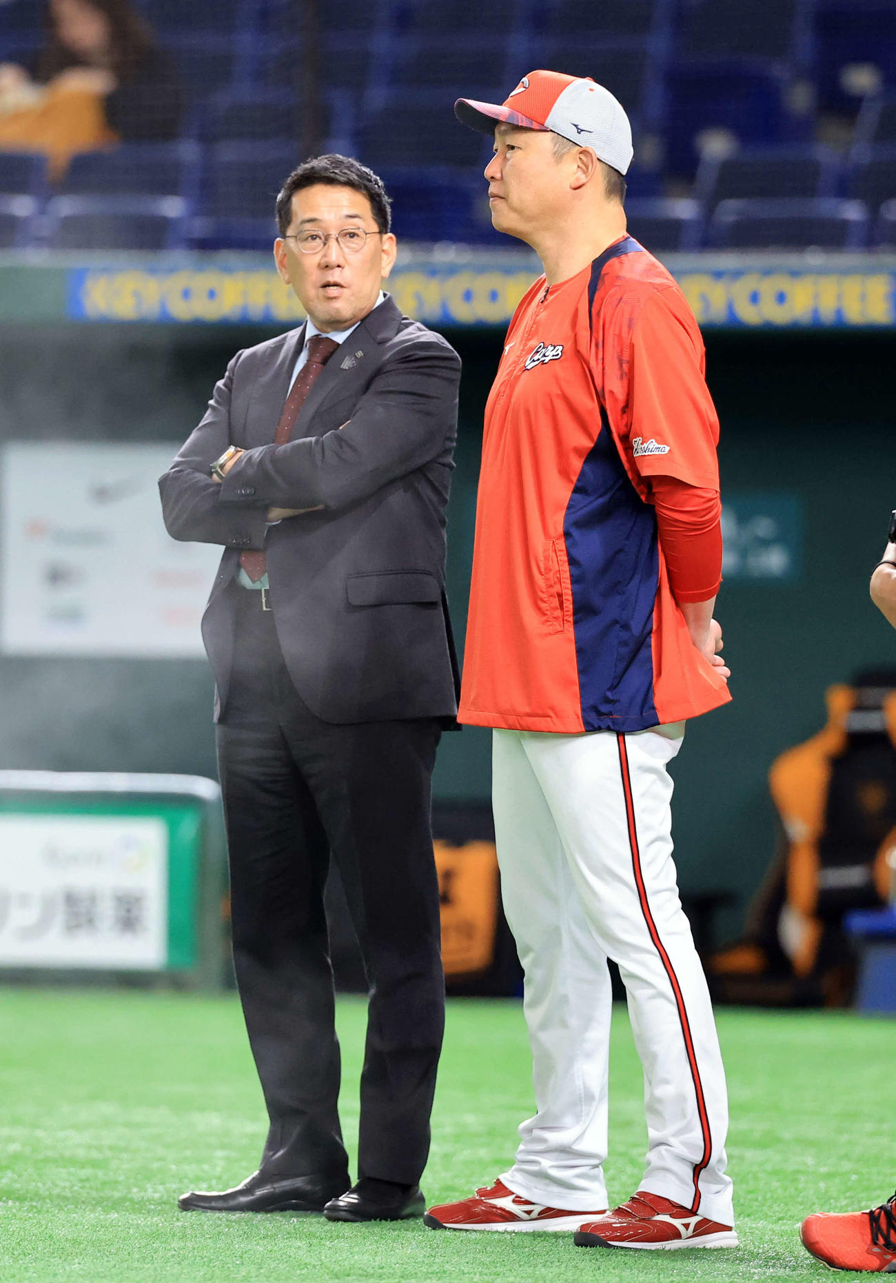 巨人対広島　解説で訪れた野村謙二郎氏（左）と話す広島新井監督（撮影・浅見桂子）