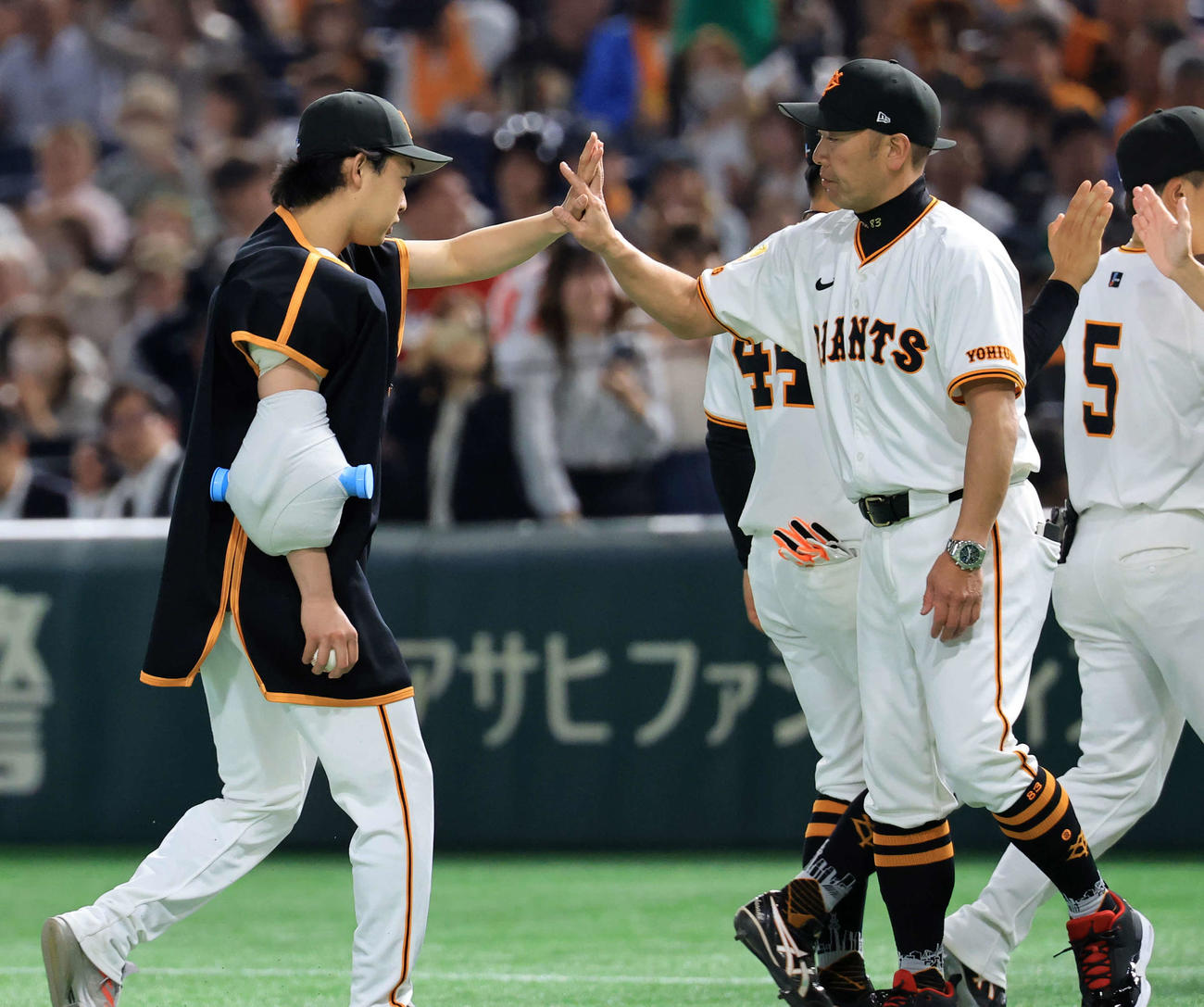 巨人対広島　開幕無失点リーグ新記録を更新して4勝目を上げた巨人山崎（左）は阿部監督とハイタッチ（撮影・浅見桂子）
