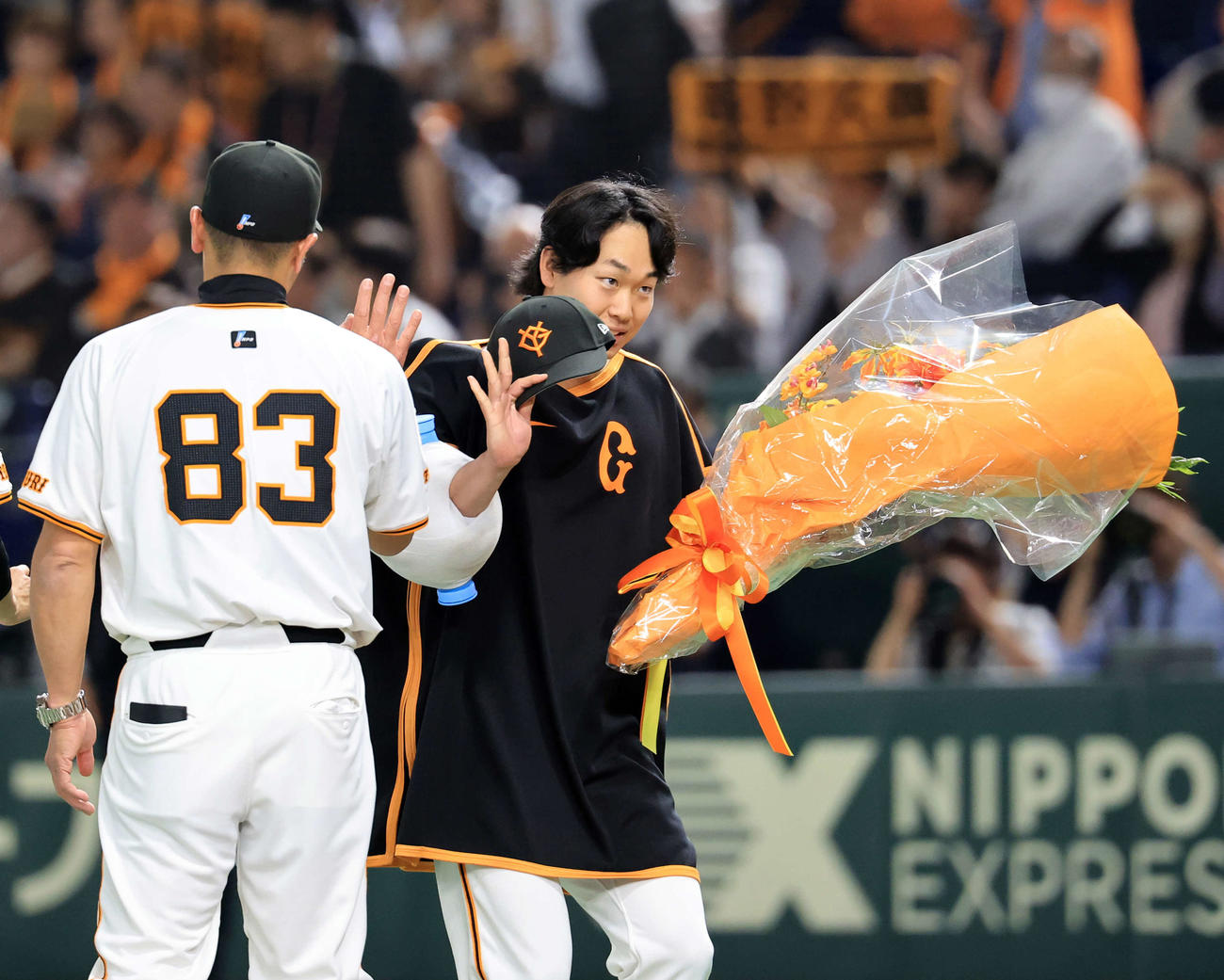 巨人対広島　開幕無失点リーグ新記録を更新して4勝目を上げた巨人山崎（右）は花束を手に阿部監督とハイタッチ（撮影・浅見桂子）