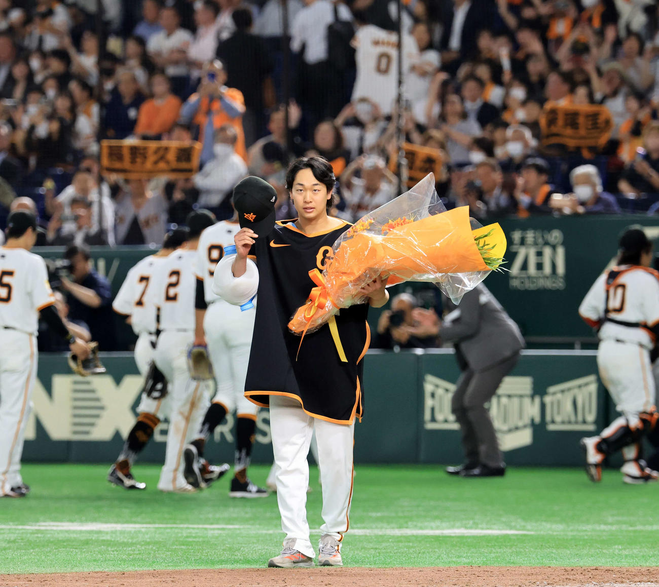巨人対広島　開幕無失点リーグ新記録を更新して4勝目を上げた巨人山崎は花束を手にファンにあいさつ（撮影・浅見桂子）