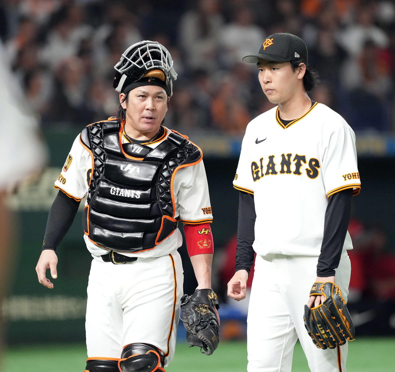 巨人対広島　5回を終え、捕手甲斐（左）と話をしながらベンチに戻る巨人の先発山崎（撮影・たえ見朱実）