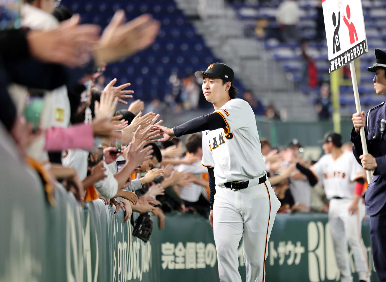 巨人対広島　開幕無失点リーグ新記録を達成して4勝目を挙げた巨人山崎はファンとハイタッチ（撮影・浅見桂子）