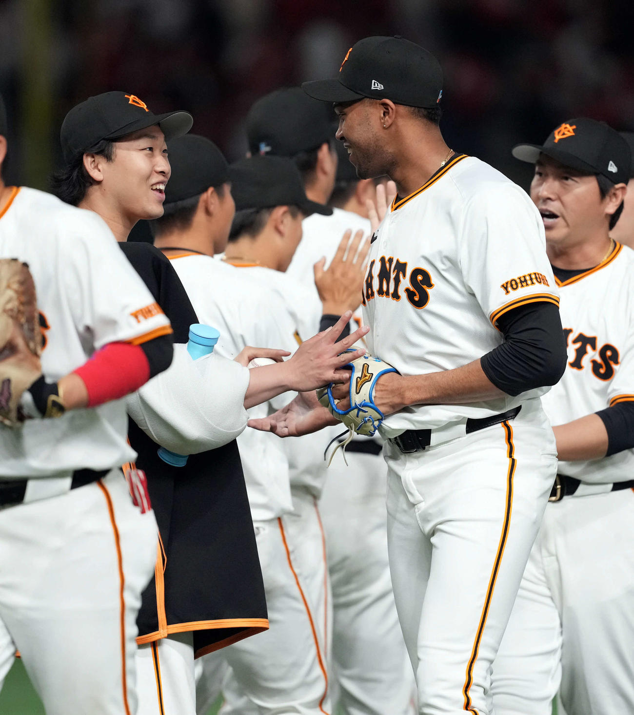 巨人対広島　マルティネスからウィニングボールをもらう巨人山崎（撮影・たえ見朱実）
