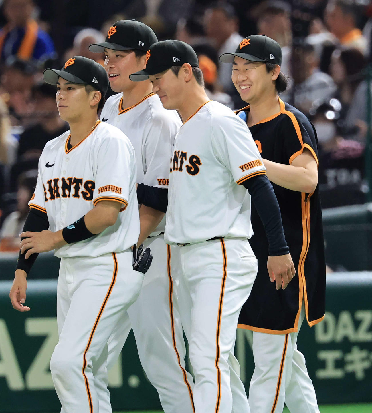 巨人対広島　開幕無失点リーグ新記録を更新して4勝目を上げた巨人山崎（右）はナインと笑顔で喜び合う（撮影・浅見桂子）