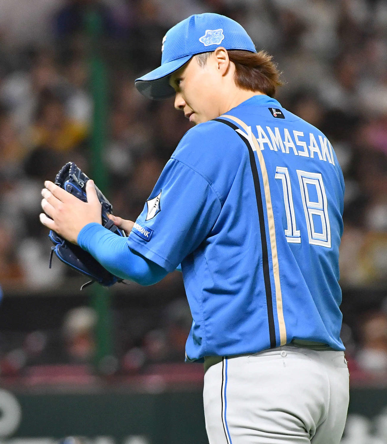 ソフトバンク対日本ハム　1回裏、3者凡退に抑えた山崎はグラブをたたきながらベンチへ戻る（撮影・岩下翔太）