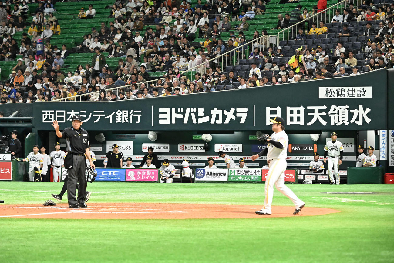 ソフトバンク対日本ハム　8回表日本ハム2死一、三塁、追加点を許し厳しい表情を見せるホークス選手ら（撮影・林敢治）