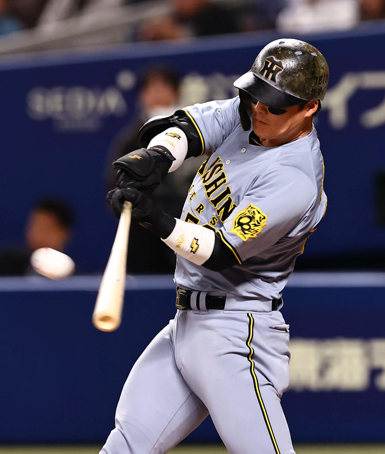 中日対阪神　9回表阪神無死、前川は中越え二塁打を放つ（撮影・上田博志）
