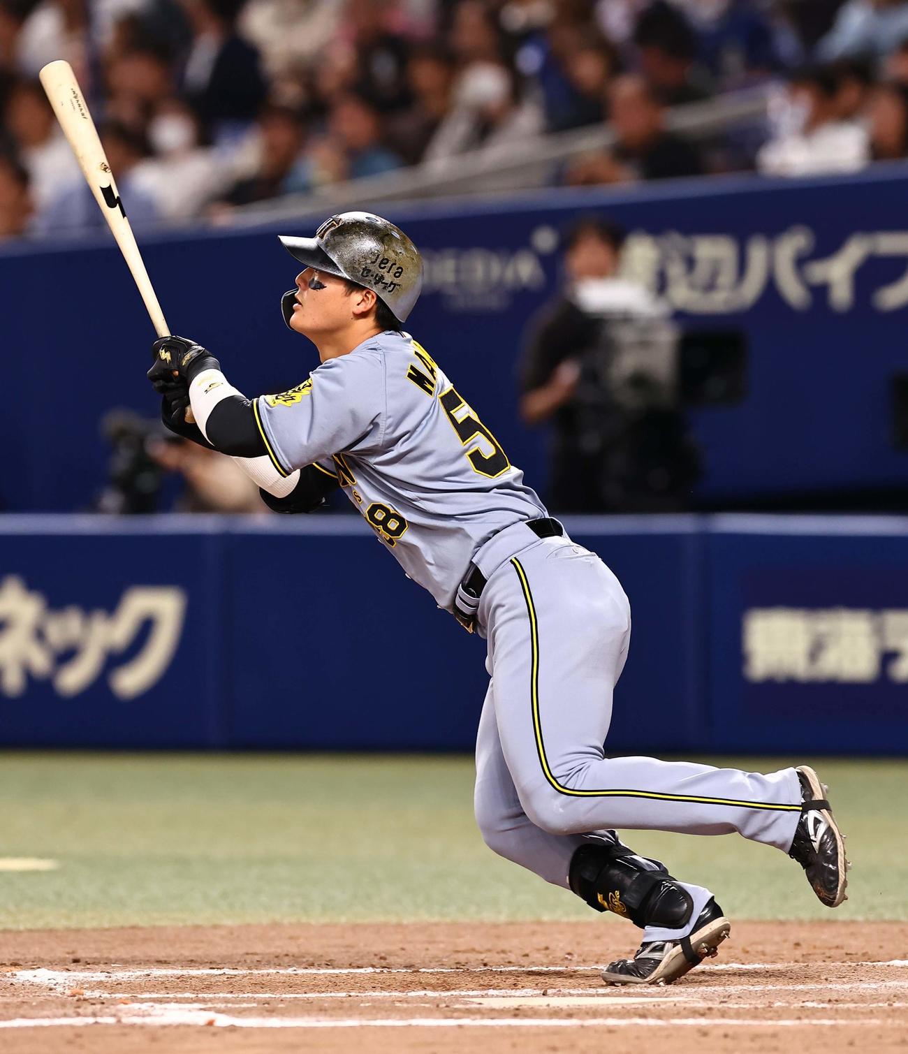 中日対阪神　9回表阪神無死、前川は中越え二塁打を放つ（撮影・上田博志）