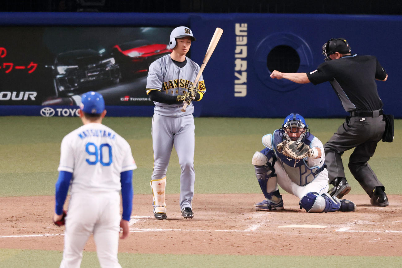 中日対阪神　9回表阪神2死二、三塁、近本は三振に倒れる。投手松山（撮影・加藤哉）