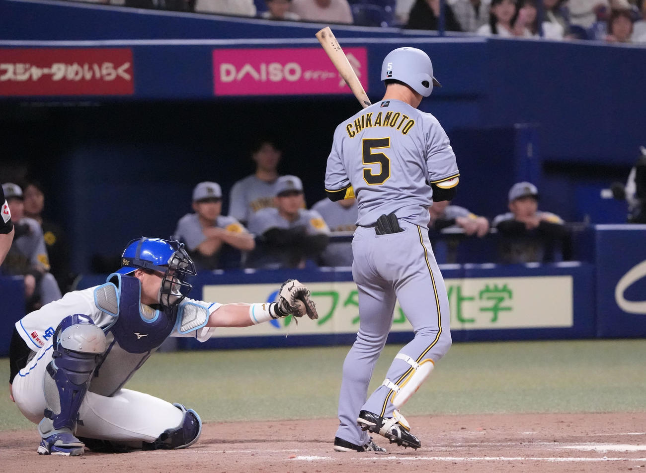 中日対阪神　9回表阪神2死二、三塁、近本（右）は三振に倒れる（撮影・森本幸一）