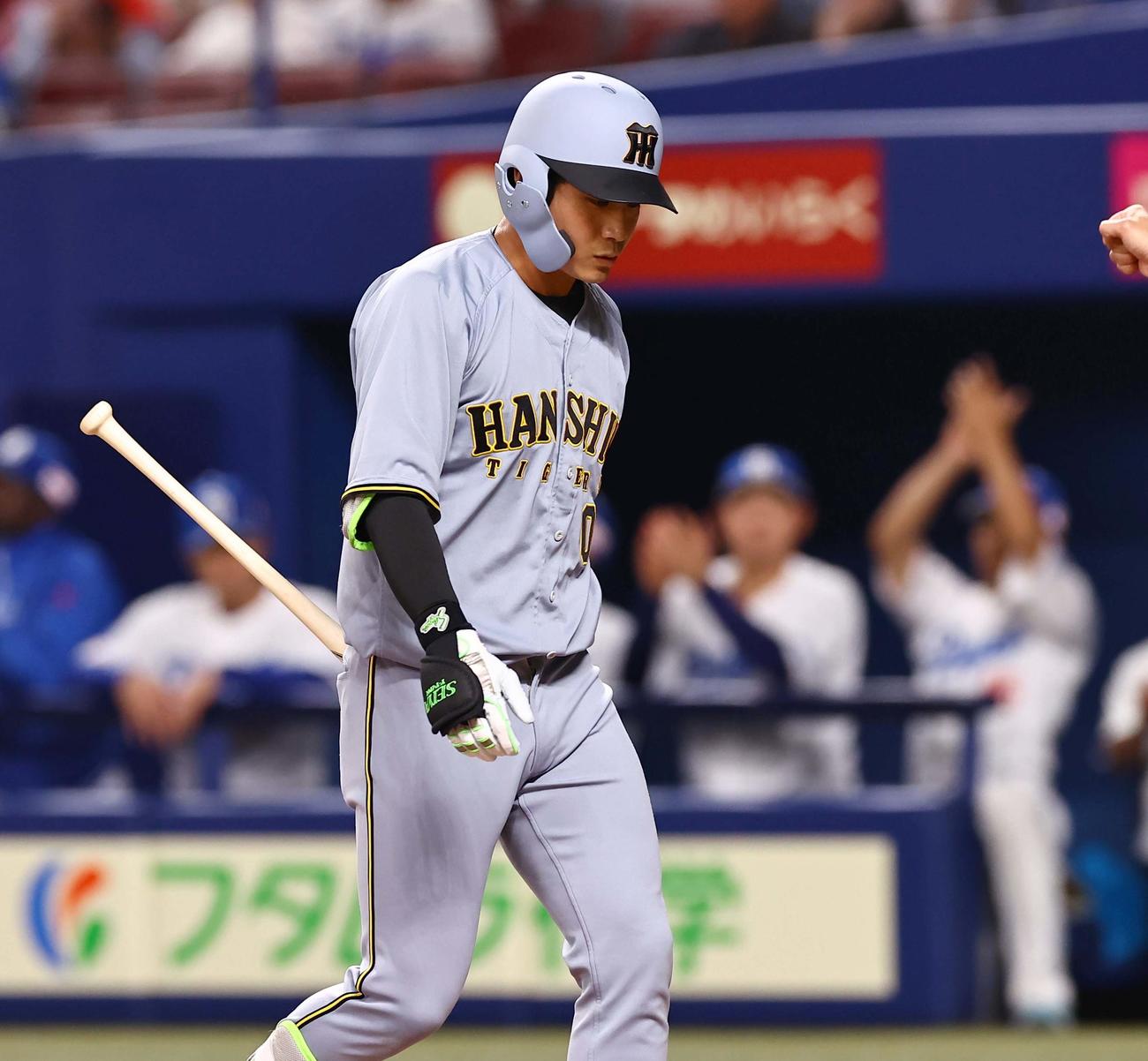 中日対阪神　9回表阪神1死二、三塁、木浪は三振に倒れる（撮影・上田博志）
