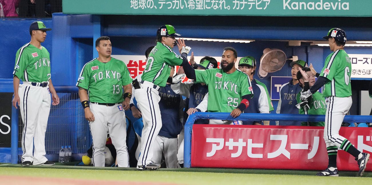 ヤクルト対DeNA 7回裏ヤクルト1死一、三塁、中犠飛を放った赤羽（左から3人目）はベンチへ戻りナインとハイタッチ（撮影・鈴木みどり）