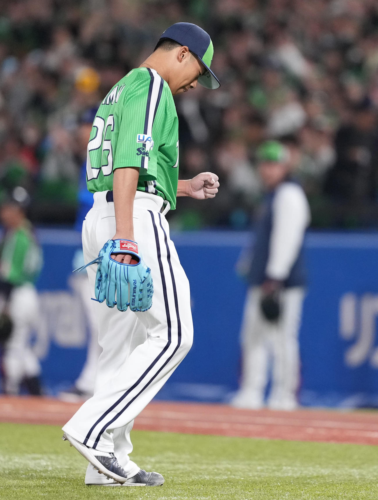 ヤクルト対DeNA 6回表DeNA2死満塁、代打松尾を右飛に仕留め、小さくガッツポーズする山野（撮影・鈴木みどり）