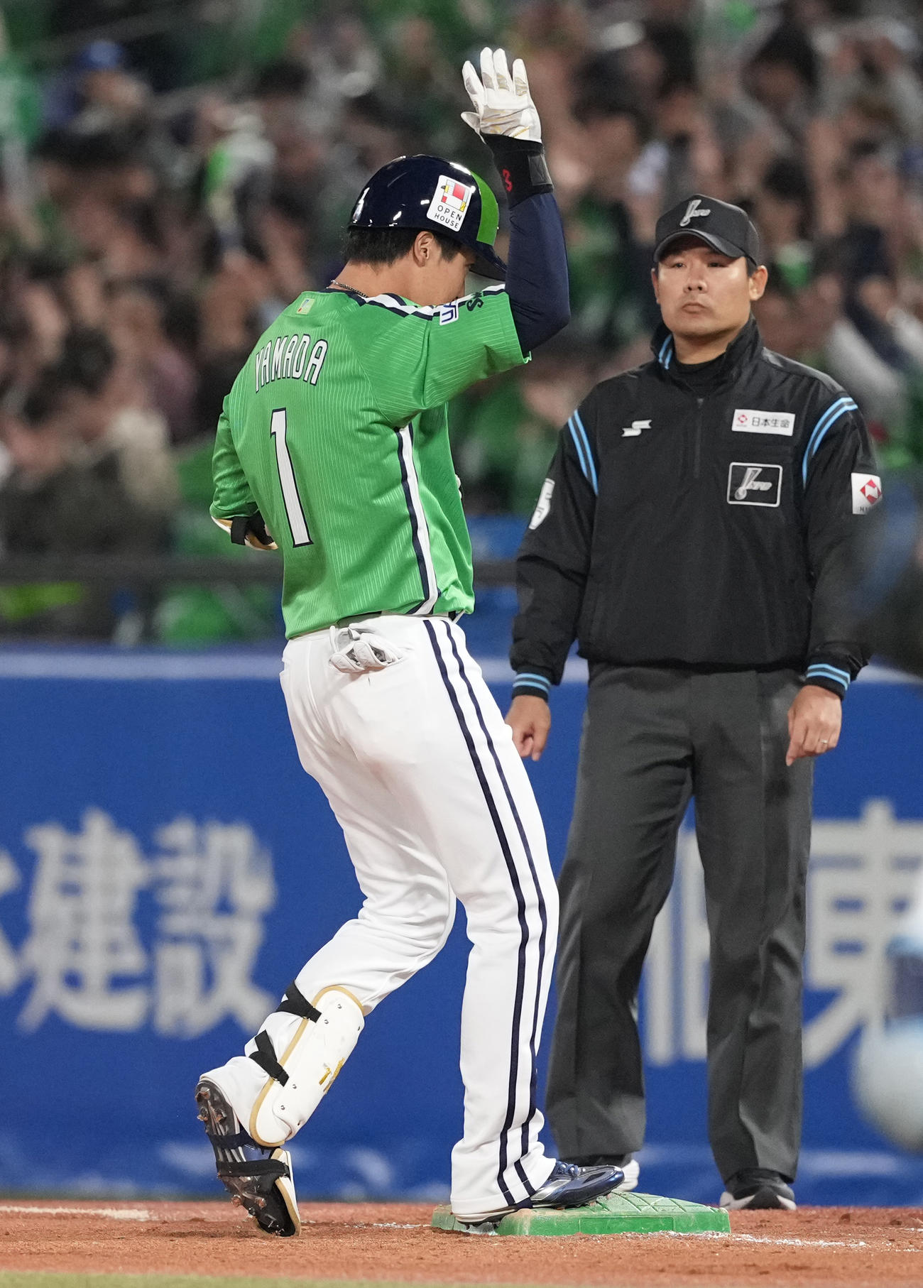 ヤクルト対DeNA 6回裏ヤクルト無死二塁、中前適時打を放ち、手を挙げる山田（撮影・鈴木みどり）