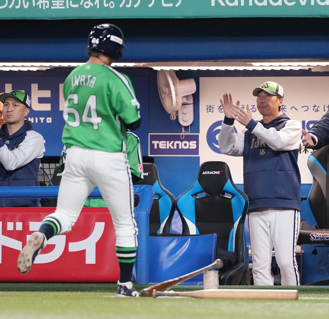 ヤクルト対DeNA 7回裏ヤクルト1死一、三塁、赤羽の中犠飛で三塁走者岩田が生還し、手をたたく高津監督（右）（撮影・鈴木みどり）