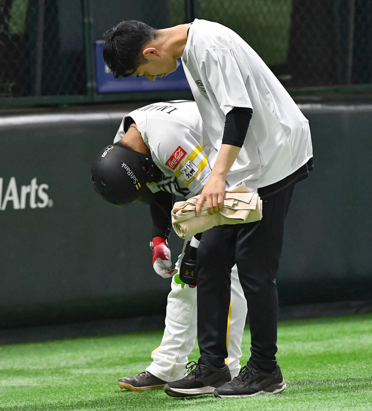 ソフトバンク対日本ハム　8回裏ソフトバンク2死、死球を受けた今宮は痛みのあまりにうつむく（撮影・岩下翔太）