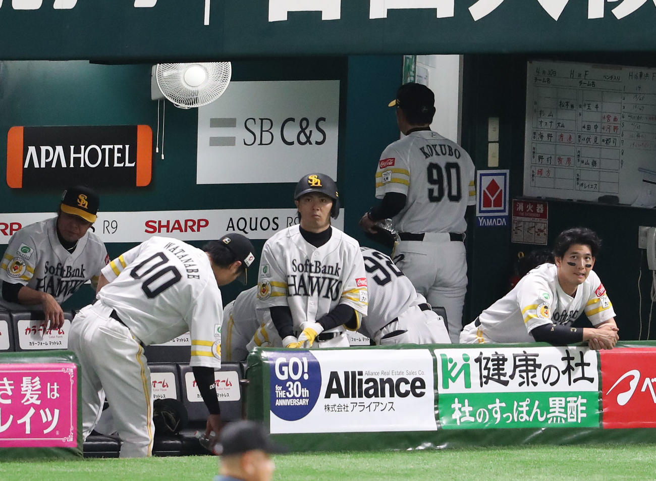 ソフトバンク対日本ハム　9回裏ソフトバンク2死一塁、柳町は二ゴロに終わり試合終了、引きあげる小久保監督（撮影・梅根麻紀）