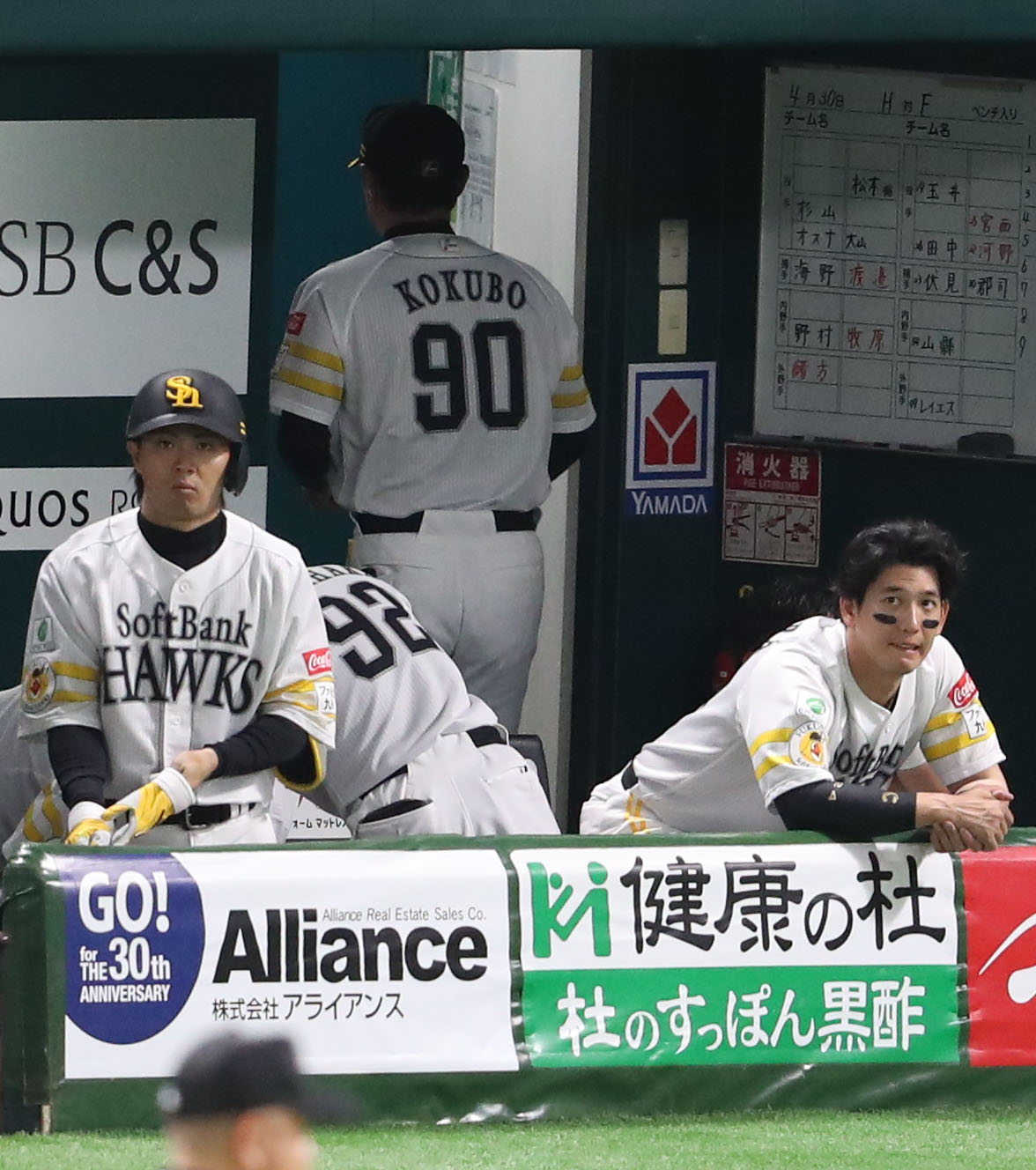 ソフトバンク対日本ハム　9回裏ソフトバンク2死一塁、柳町は二ゴロに終わり試合終了、引きあげる小久保監督（撮影・梅根麻紀）