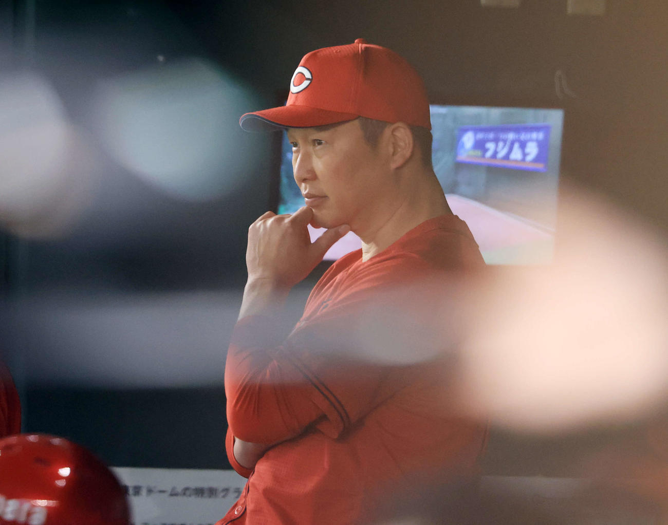 巨人対広島　膠着（こうちゃく）状態に考え込む広島新井監督（撮影・浅見桂子）