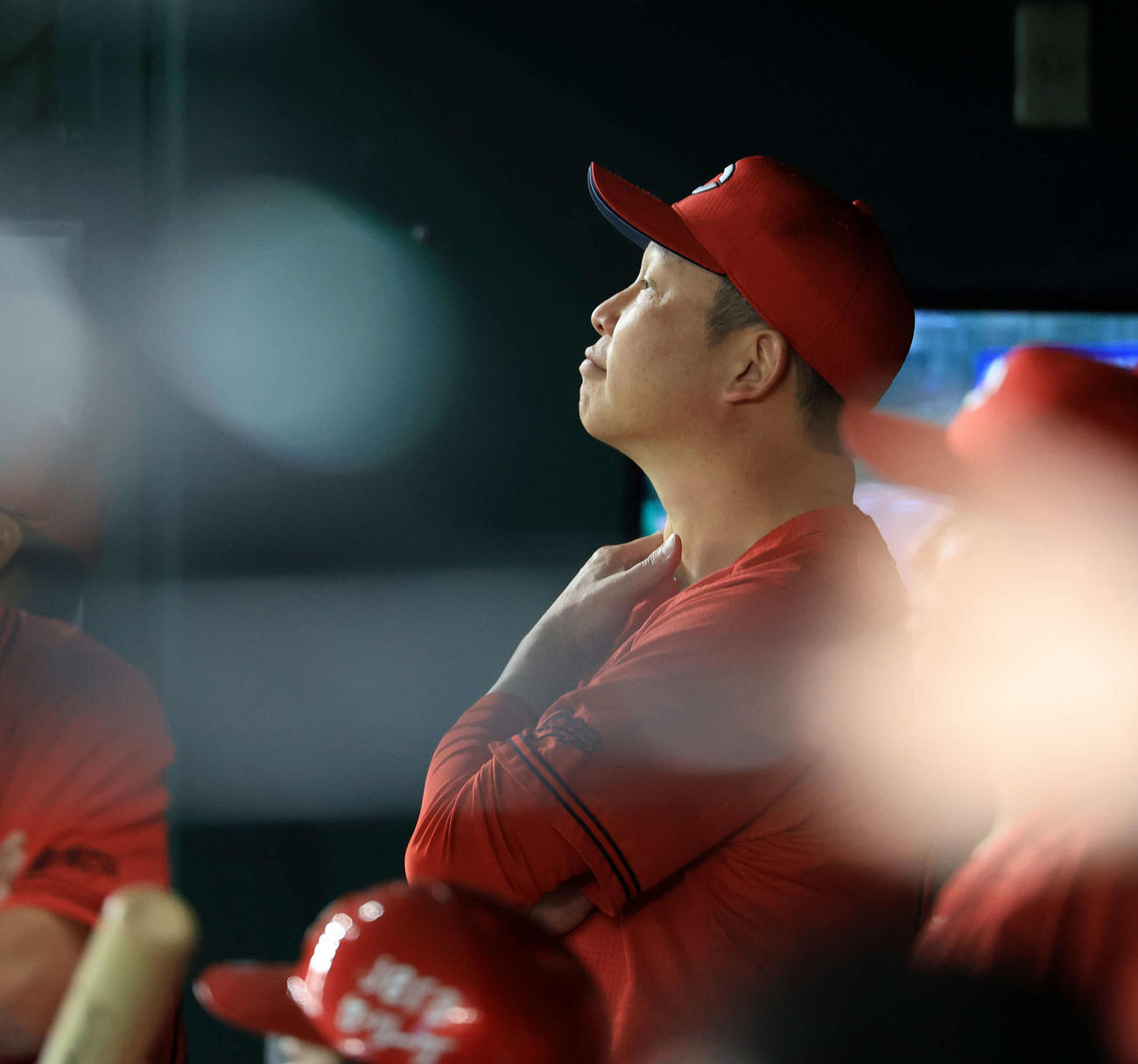 巨人対広島　膠着（こうちゃく）状態に考え込む広島新井監督（撮影・浅見桂子）